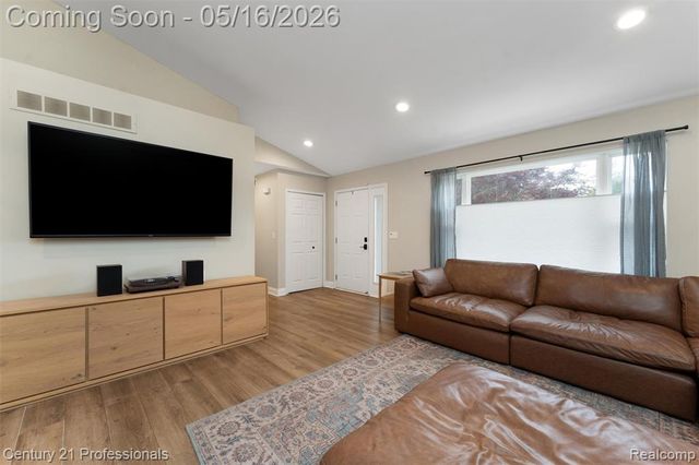 1203 Eason, Waterford, MI 48328
