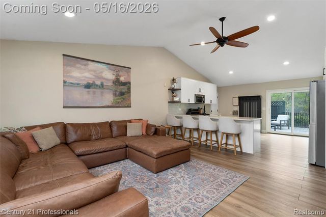 1203 Eason, Waterford, MI 48328