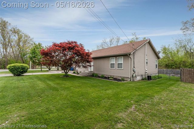 1203 Eason, Waterford, MI 48328