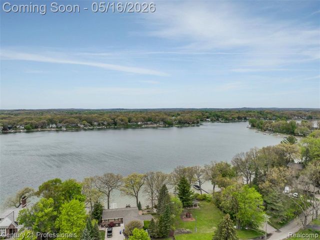 1203 Eason, Waterford, MI 48328