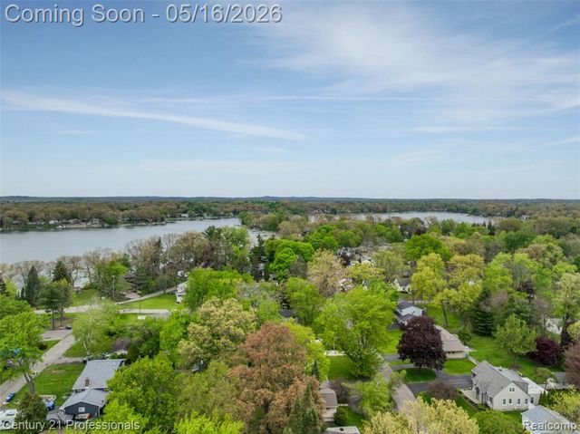 1203 Eason, Waterford, MI 48328