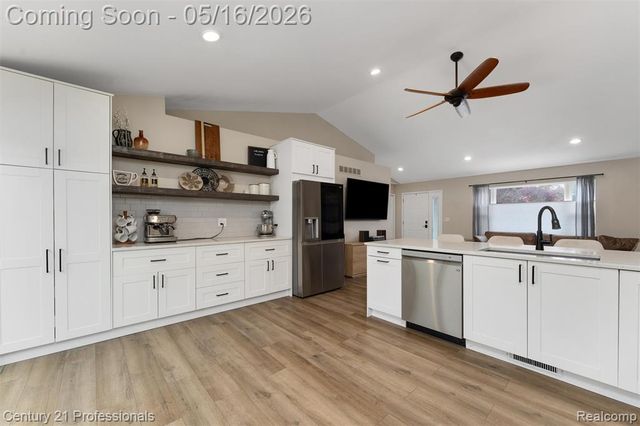1203 Eason, Waterford, MI 48328