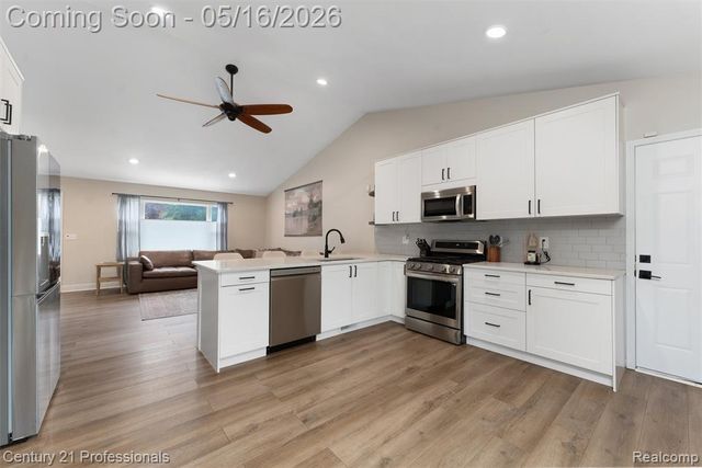 1203 Eason, Waterford, MI 48328