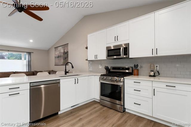 1203 Eason, Waterford, MI 48328