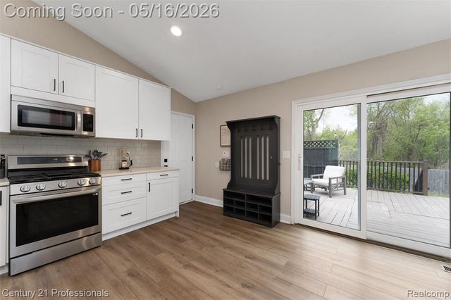 1203 Eason, Waterford, MI 48328