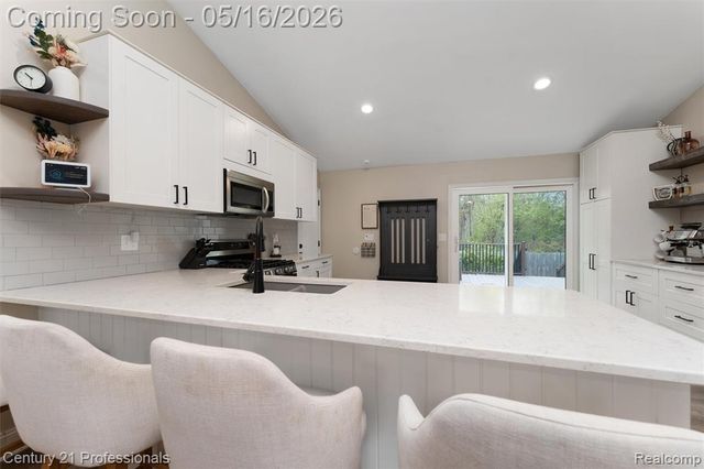 1203 Eason, Waterford, MI 48328