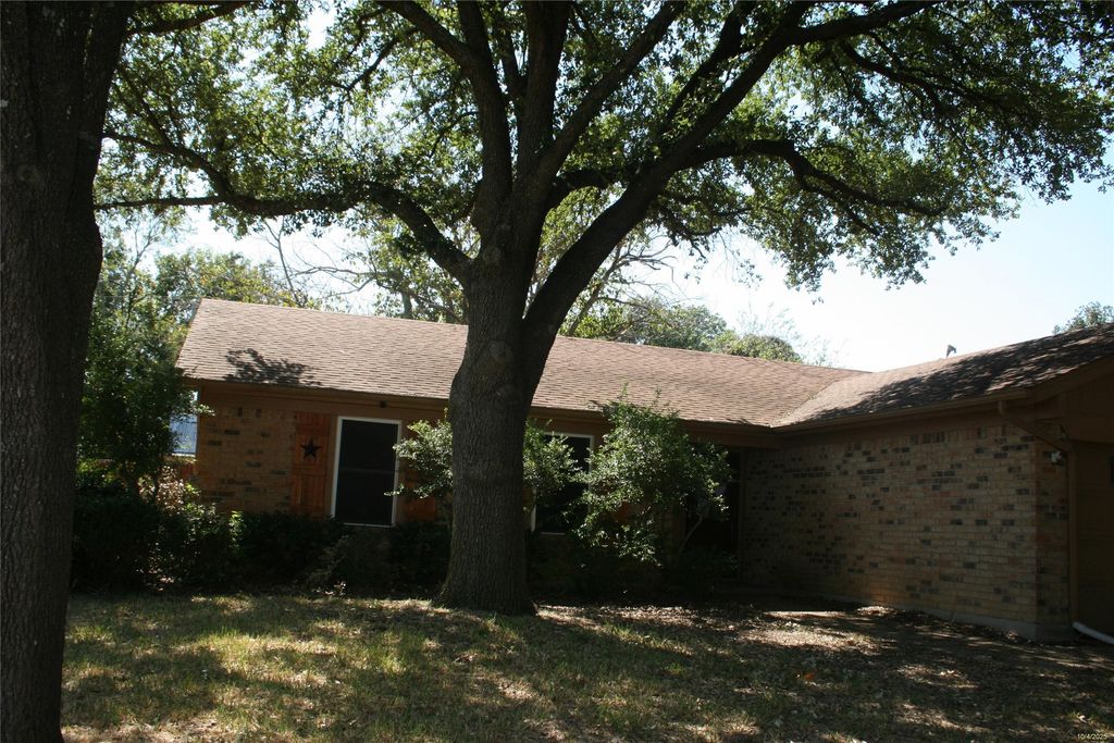 2205 Towne North Drive, Cleburne, TX 76033