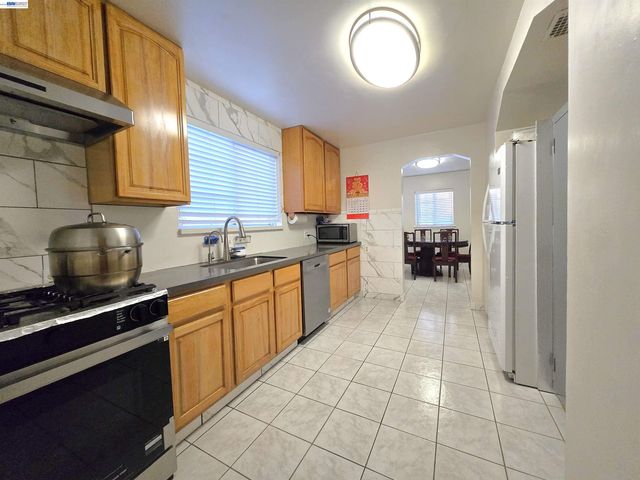 2917 Telegraph Ave, Berkeley, CA 94705