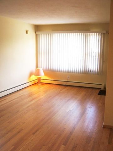 942 North Avenue 2S, Waukegan, IL 60085