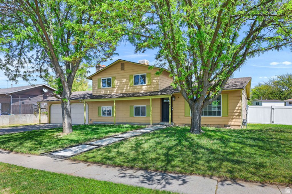 Image 3 of property listing at 1440 DAVID DR, Syracuse, UT 84075