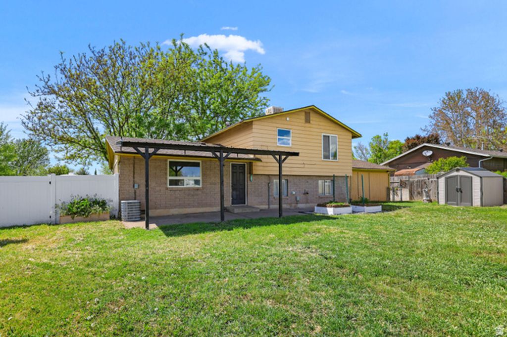 Image 22 of property listing at 1440 DAVID DR, Syracuse, UT 84075