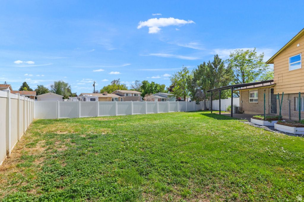 Image 25 of property listing at 1440 DAVID DR, Syracuse, UT 84075