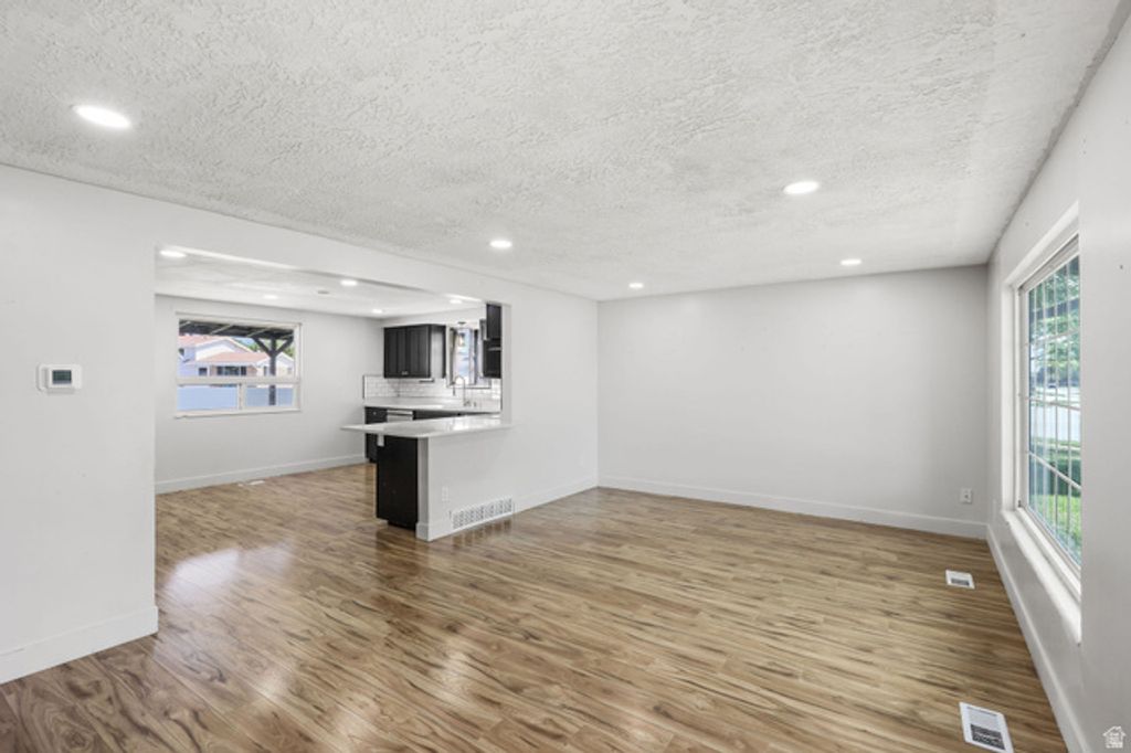 Image 5 of property listing at 1440 DAVID DR, Syracuse, UT 84075