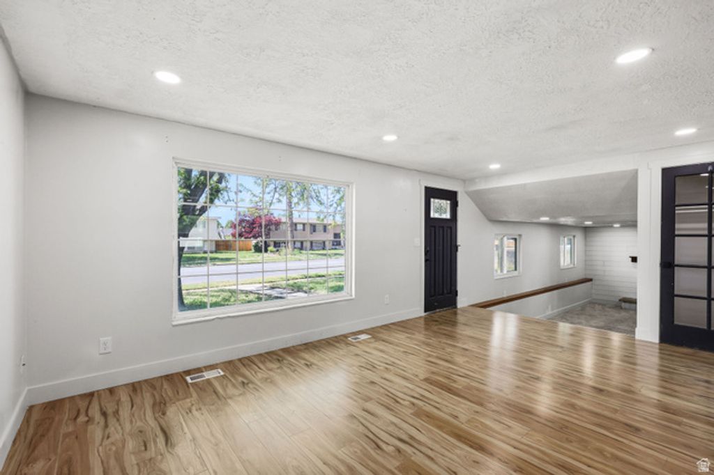 Image 7 of property listing at 1440 DAVID DR, Syracuse, UT 84075