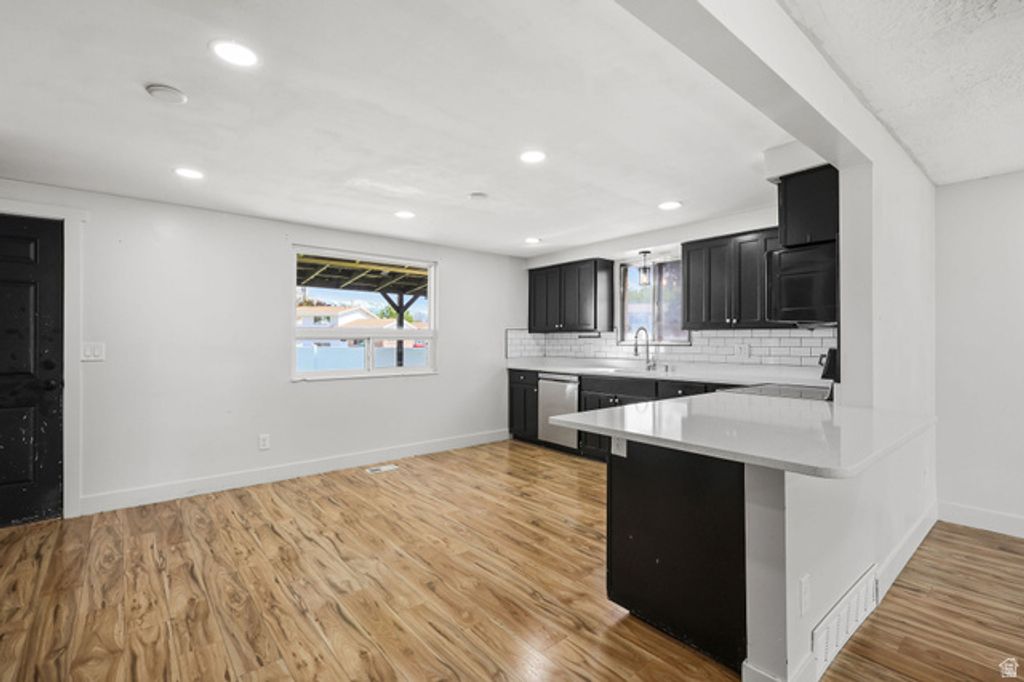 Image 8 of property listing at 1440 DAVID DR, Syracuse, UT 84075