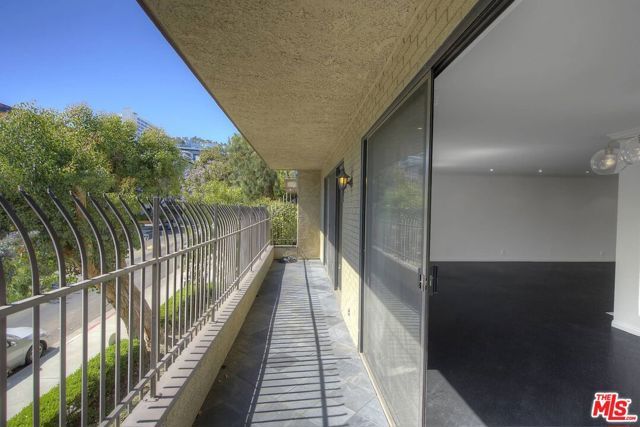 1210 N Kings Road 104, West Hollywood, CA 90069