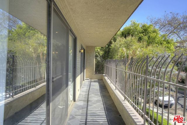 1210 N Kings Road 104, West Hollywood, CA 90069