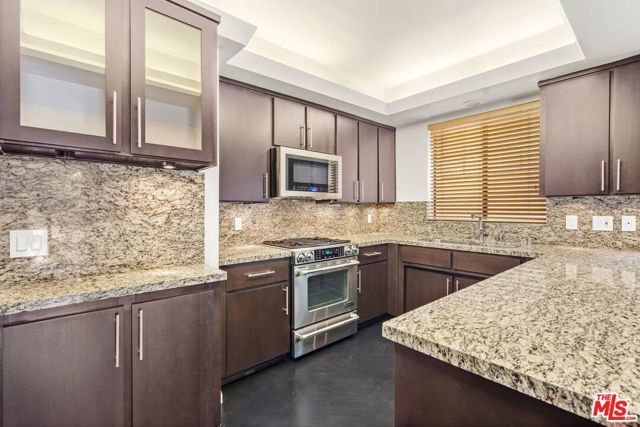 1210 N Kings Road 104, West Hollywood, CA 90069