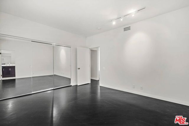 1210 N Kings Road 104, West Hollywood, CA 90069