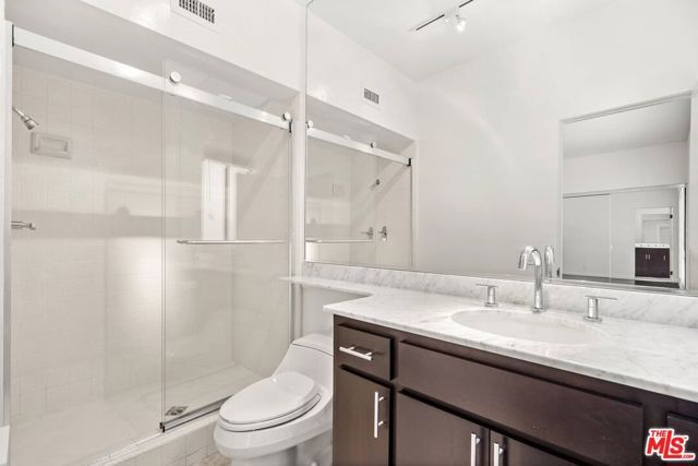 1210 N Kings Road 104, West Hollywood, CA 90069