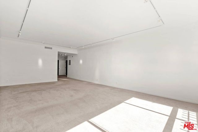 1210 N Kings Road 104, West Hollywood, CA 90069