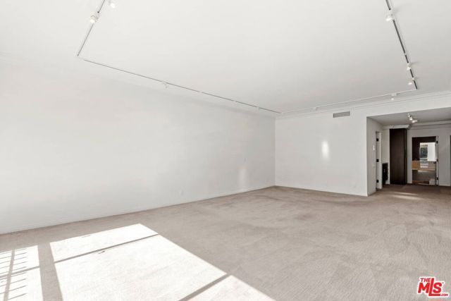 1210 N Kings Road 104, West Hollywood, CA 90069