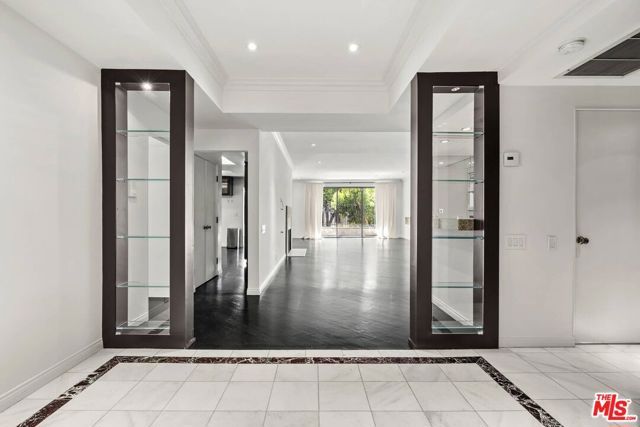 1210 N Kings Road 104, West Hollywood, CA 90069