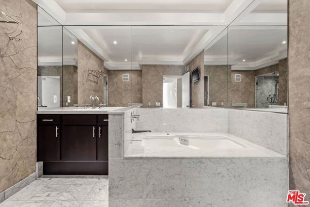1210 N Kings Road 104, West Hollywood, CA 90069