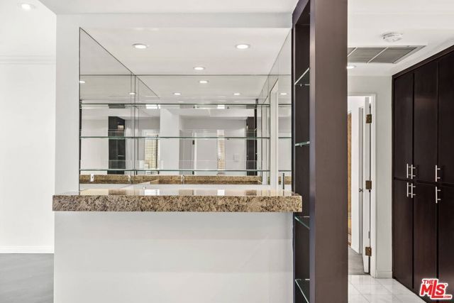 1210 N Kings Road 104, West Hollywood, CA 90069