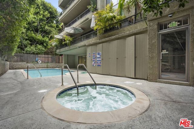 1210 N Kings Road 104, West Hollywood, CA 90069