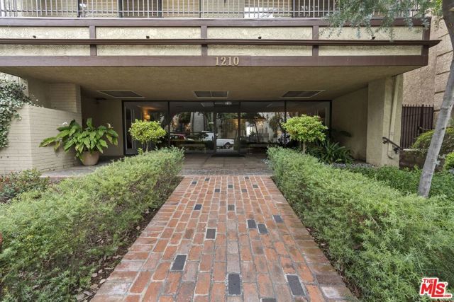 1210 N Kings Road 104, West Hollywood, CA 90069