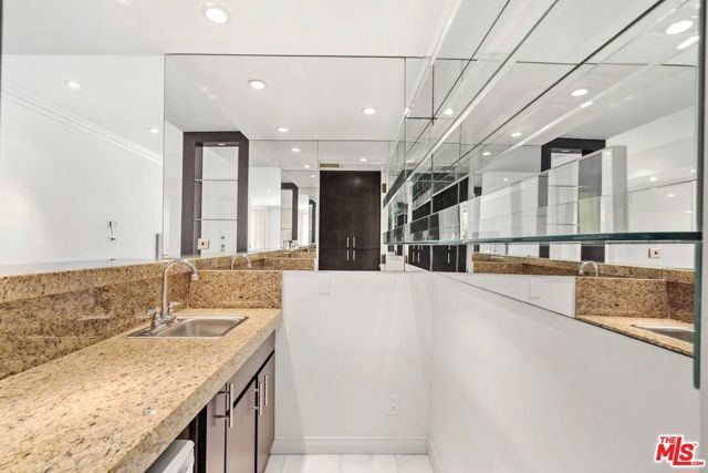 1210 N Kings Road 104, West Hollywood, CA 90069