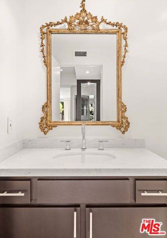 1210 N Kings Road 104, West Hollywood, CA 90069
