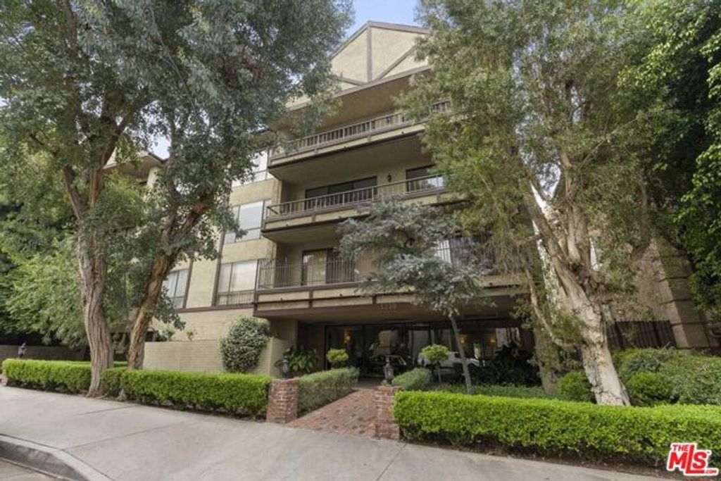 1210 N Kings Road 104, West Hollywood, CA 90069