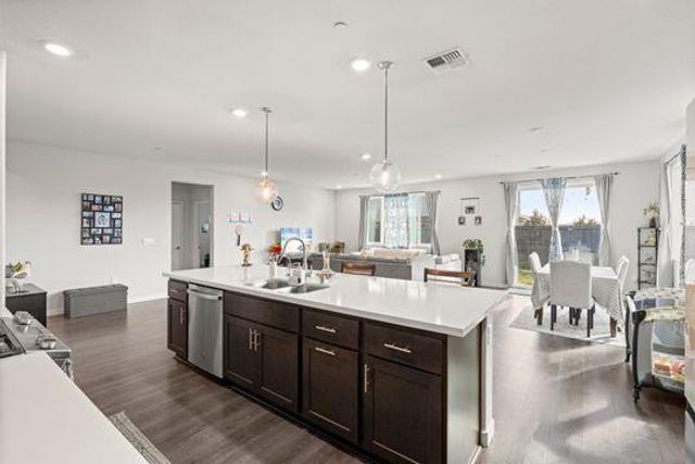 912 NE Loon St, Lathrop, CA 95330