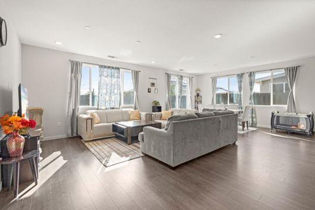 912 NE Loon St, Lathrop, CA 95330