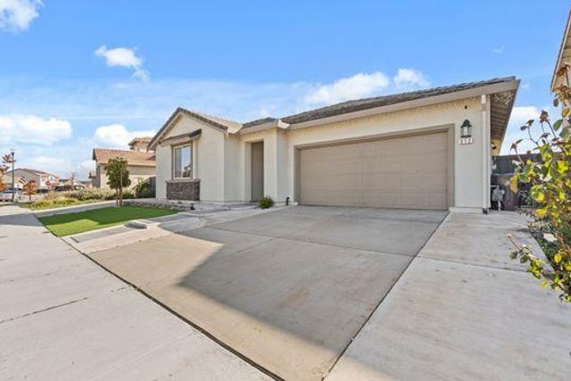 912 NE Loon St, Lathrop, CA 95330