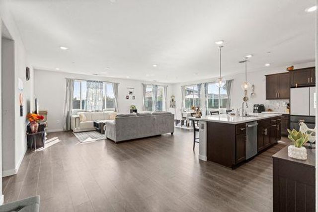 912 NE Loon St, Lathrop, CA 95330