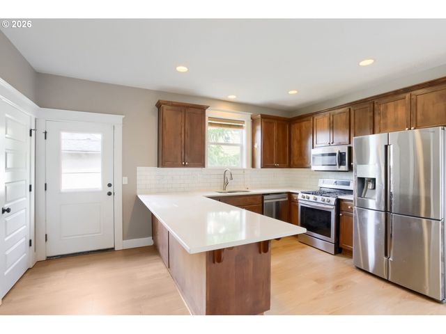 7604 N WASHBURNE Ave, Portland, OR 97217