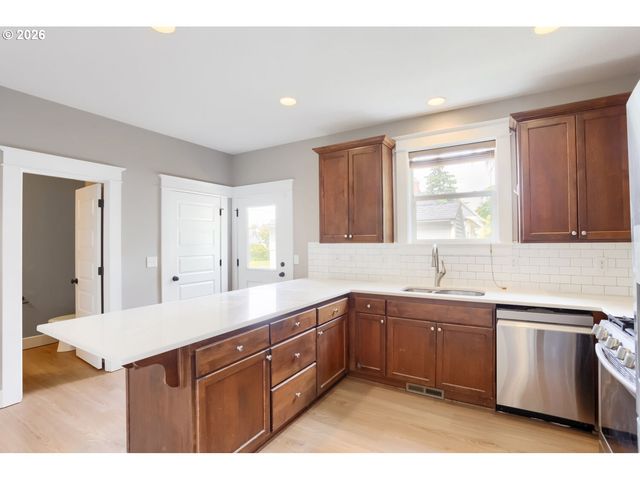 7604 N WASHBURNE Ave, Portland, OR 97217