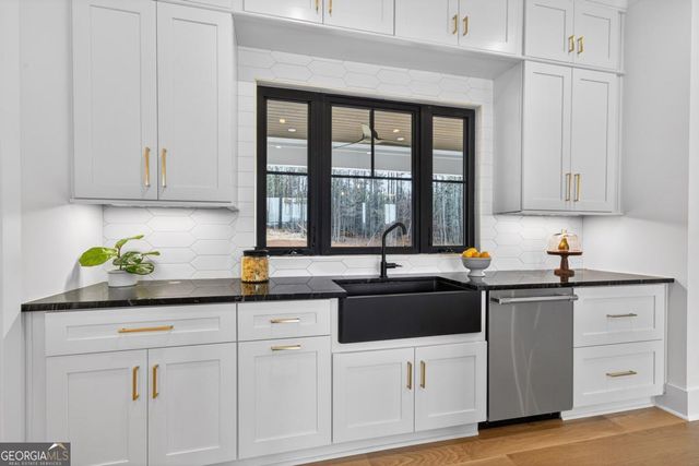 2020 Clearwater Drive, White Plains, GA 30678