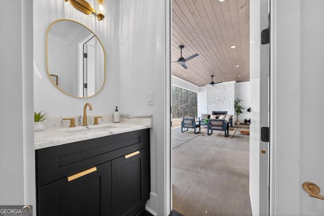 2020 Clearwater Drive, White Plains, GA 30678