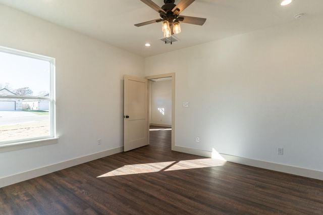 302 String Prairie WAY, Smithville, TX 78957