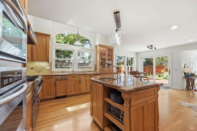 857 Wildwood Trl, Santa Rosa, CA 95409