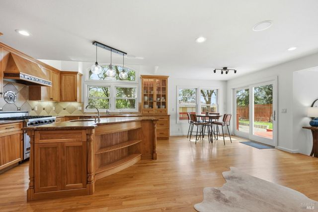 857 Wildwood Trl, Santa Rosa, CA 95409