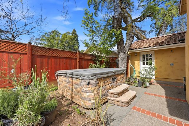 857 Wildwood Trl, Santa Rosa, CA 95409