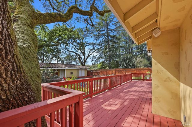 857 Wildwood Trl, Santa Rosa, CA 95409