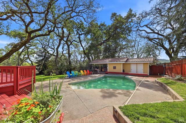857 Wildwood Trl, Santa Rosa, CA 95409