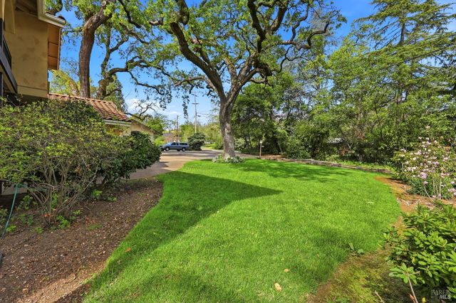 857 Wildwood Trl, Santa Rosa, CA 95409