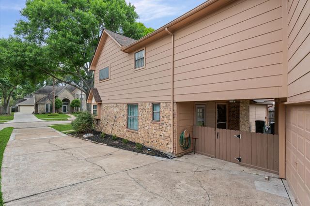 110 Shadow Wood Drive, Sugar Land, TX 77498